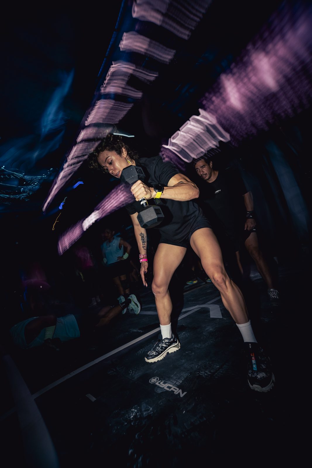 Atleta cargando una mancuerna durante un test de VORN