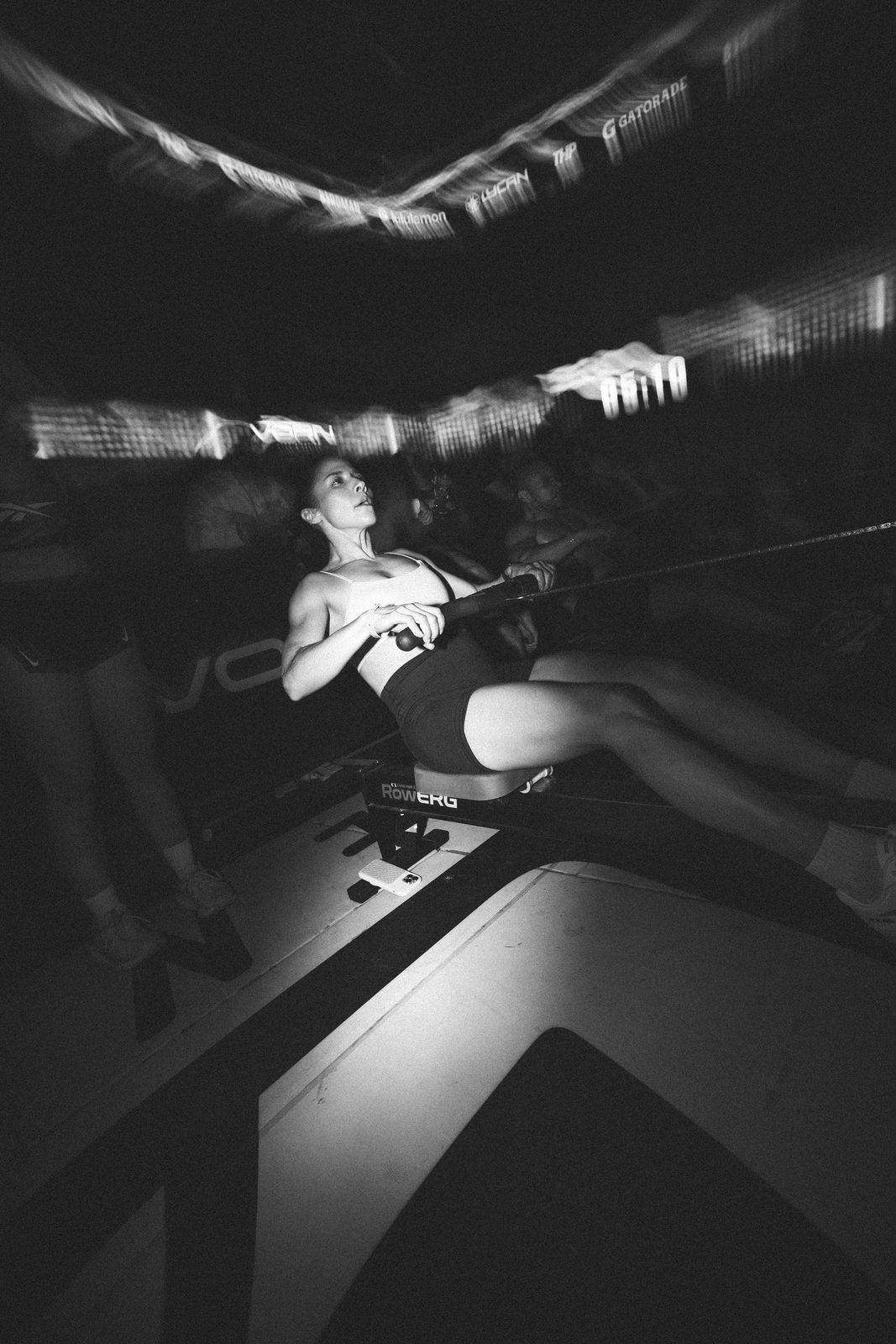 Atleta remando en el Row Erg durante VORN, en blanco y negro