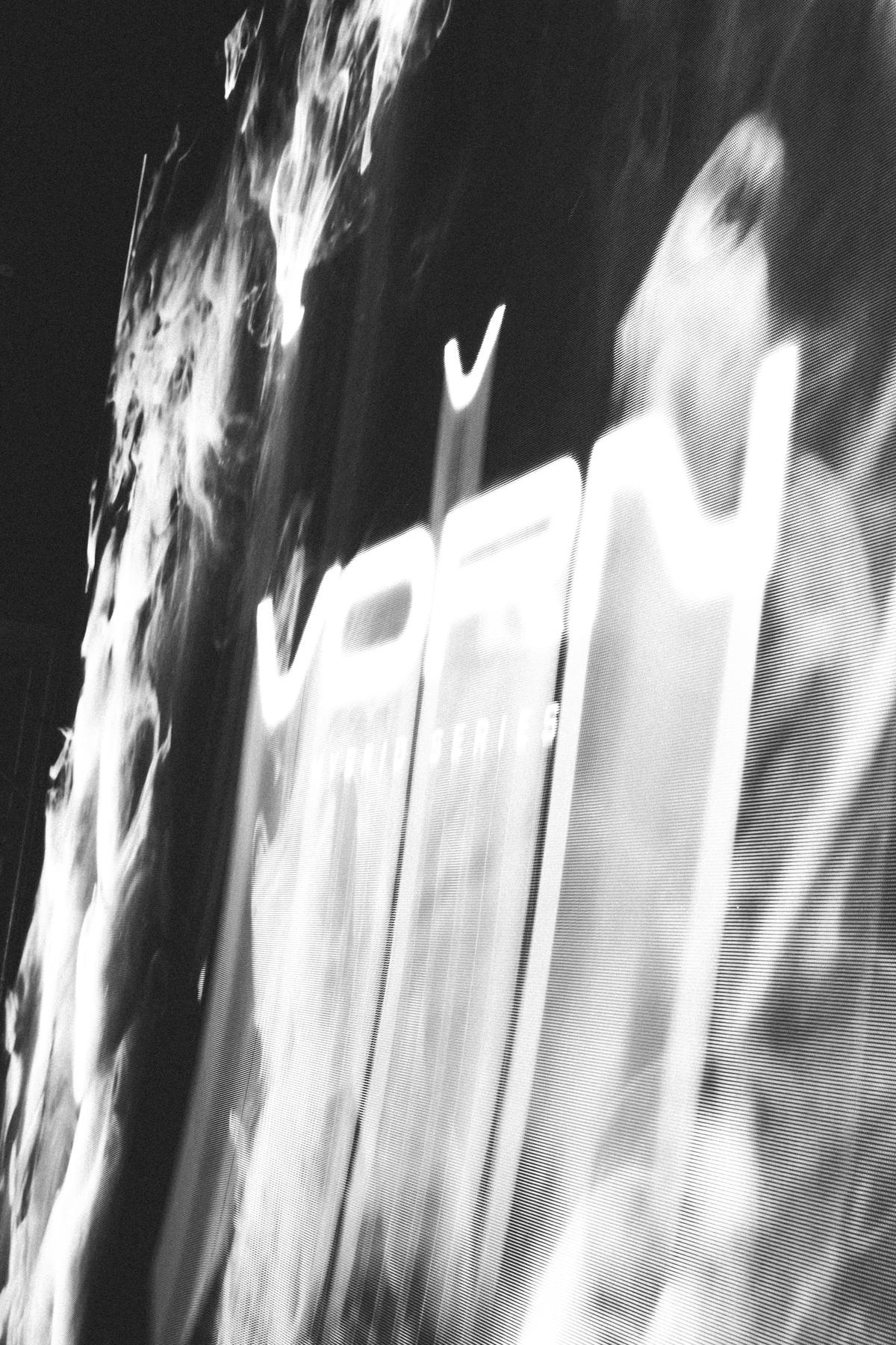 Pantalla con el logo de VORN en el venue, en blanco y negro